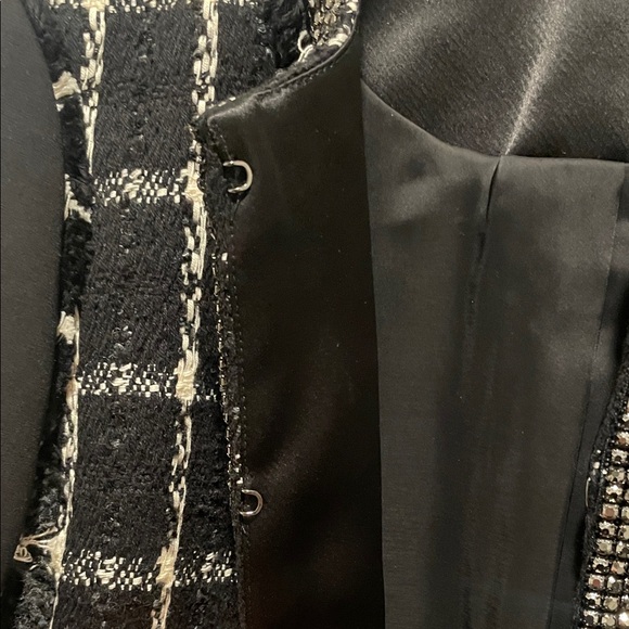 Chic Black and White Tweed Jacket - Picture 7 of 8